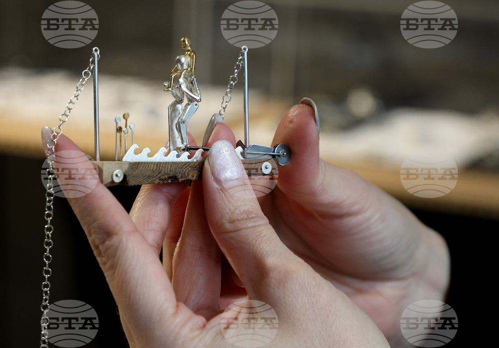 Варненската галерия „Папийон“ представя за 16-и път сборна годишна бижутерска изложба