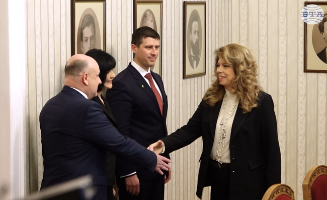 Трябва да решим как да се стабилизират финансите на страната, каза президентът Илияна Йотова