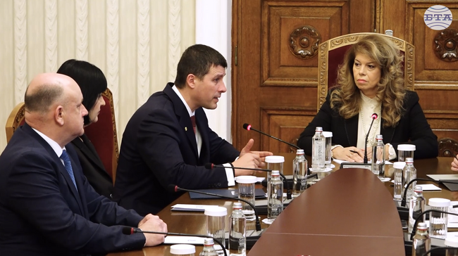 Обществото няма доверие в институциите, каза Ивелин Михайлов от „Величие“