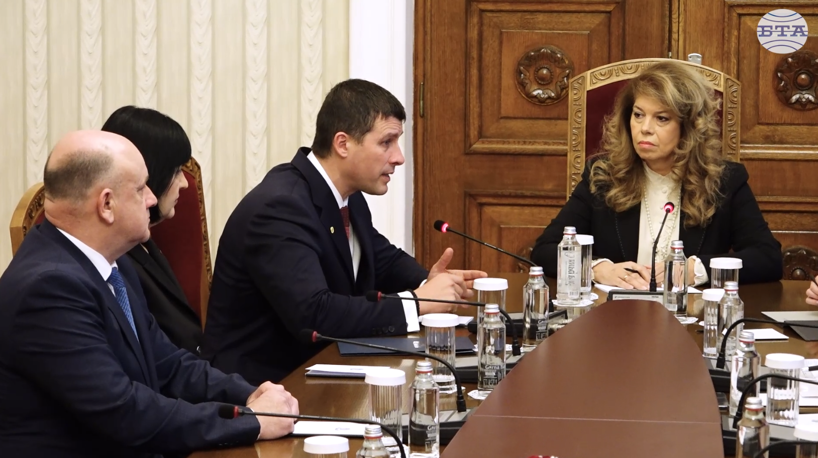 Обществото няма доверие в институциите, каза Ивелин Михайлов от „Величие“