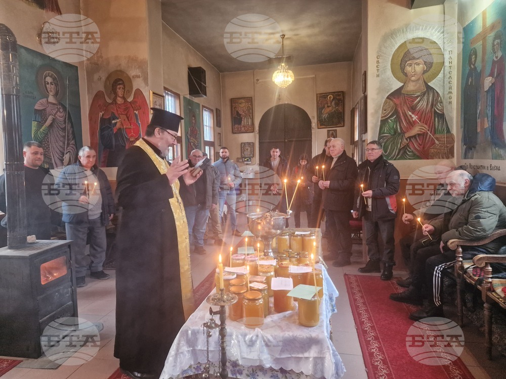Пчеларите в Разград почетоха свети Харалампий с освещаване на меда в храма „Св. Георги Победоносец“