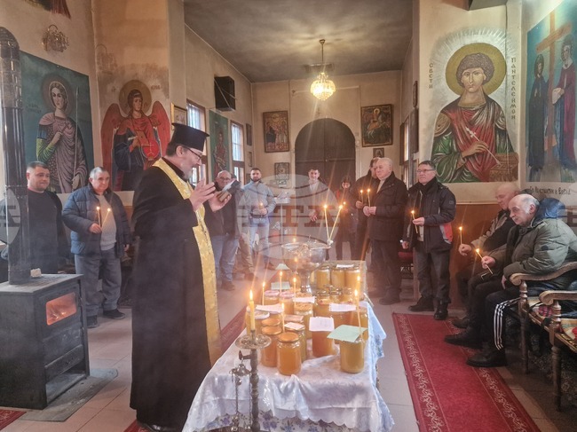 Пчеларите в Разград почетоха свети Харалампий с освещаване на меда в храма „Св. Георги Победоносец“