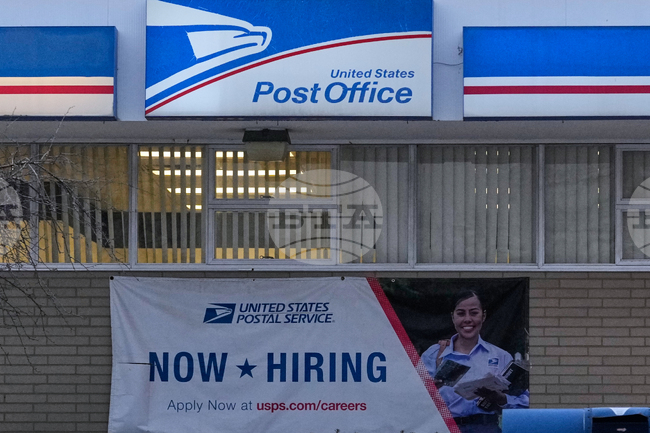 Седмичните молби за помощи при безработица в САЩ нарастват незначително