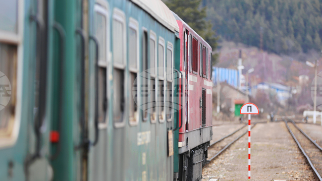 Влак е дерайлирал в междугарието Царева Ливада – Трявна, трима пътници са пострадали, съобщиха от НКЖИ