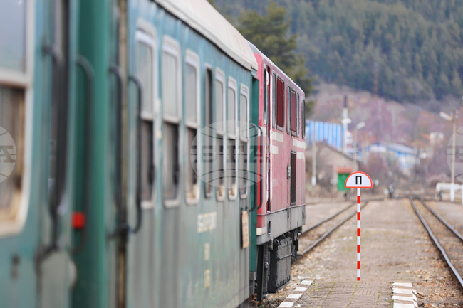 Влак е дерайлирал в междугарието Царева ливада – Трявна, трима пътници са пострадали, съобщиха от НКЖИ