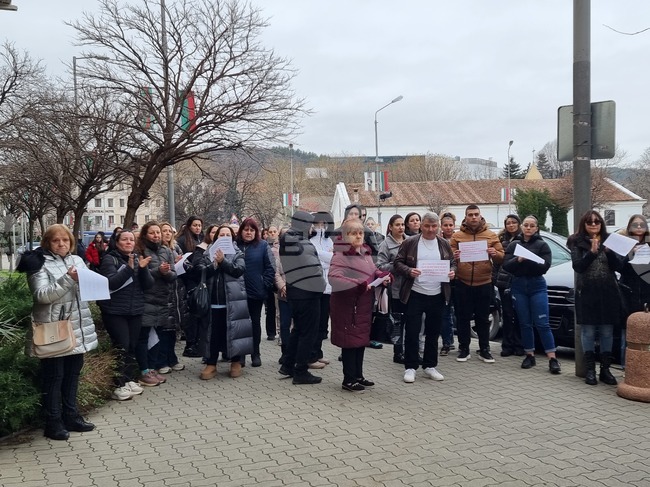Граждани се събраха пред Съдебната палата в Сливен с искане за закрила на дете по разследване за блудствени действия