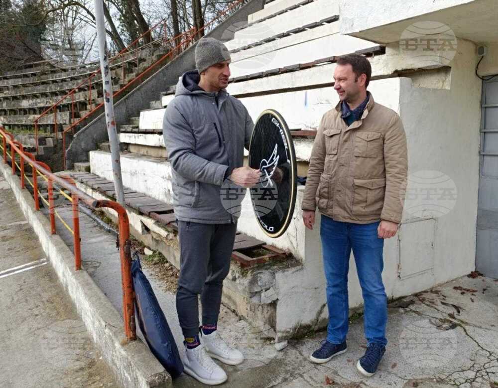 Разградският спортен клуб по колоездене Спринт получи дарение от пистови дискове с гуми