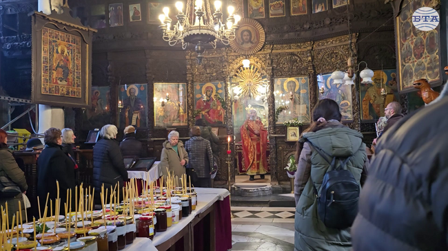 „Огнен кръст“ съпътства и тази година освещаването на меда в благоевградския храм „Въведение Богородично“