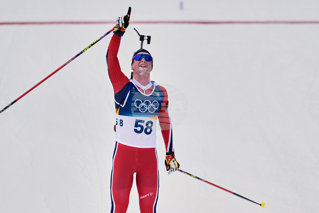 Норвежкият биатлонист Йохан-Олав Ботн отдаде почит на покойния си съотборник Сиверт Гутром Бакен след спечелването на златото в индивидуалния старт