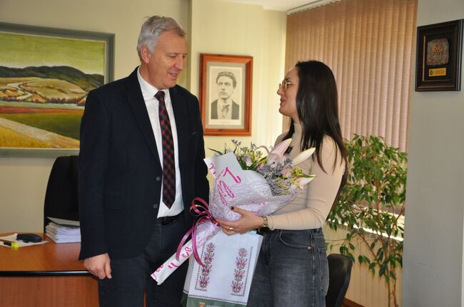 Кметът на община Разлог Красимир Герчев посрещна в кабинета си носителката на „Еми“ и я поздрави за голямата награда