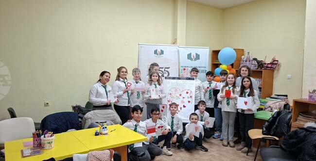 Ученици изработват валентинки в творческа работилница в библиотеката в Разград