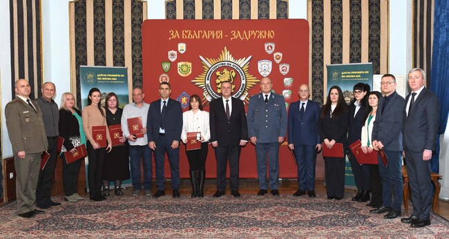 Военнослужещи и цивилни служители от ЦВО бяха наградени за високи резултати в кандидат-курсантската кампания