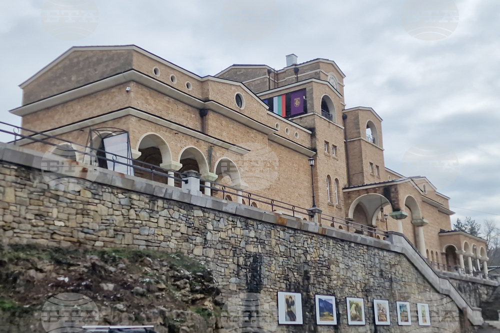 Велико Търново - Изложба с творби на художника Ангел Каранешев