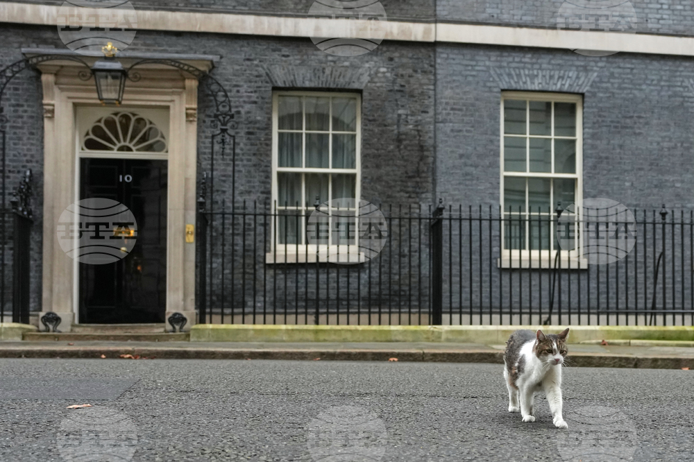 Най-висшият британски държавен служител - секретарят на кабинета - се оттегля от поста