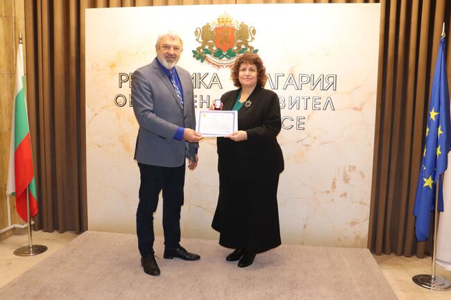 Началникът на РУО д-р Росица Георгиева бе удостоена със знака на областния управител на Русе Драгомир Драганов