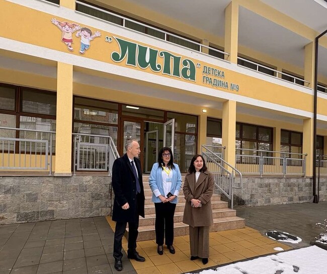Министър Красимир Вълчев и зам.-кметът Надежда Чакърова посетиха обновени училища и детски градини в Стара Загора