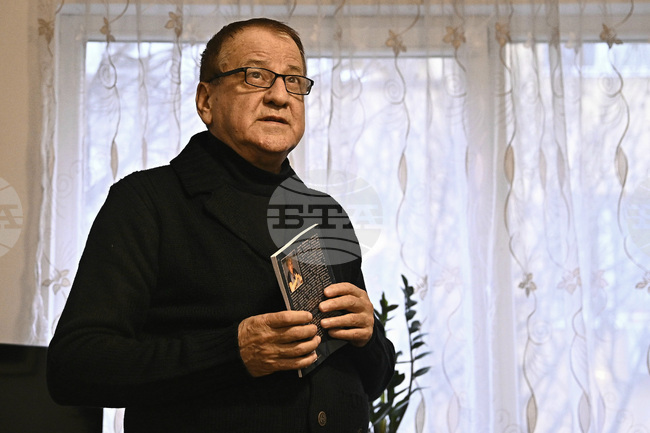 Анжела Димчева показва, че творецът трябва да дава на другите, каза председателят на Съюза на българските писатели Боян Ангелов