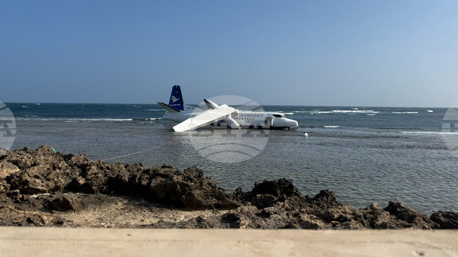 Пътнически самолет излезе от пистата при аварийно кацане в Сомалия; няма пострадали хора