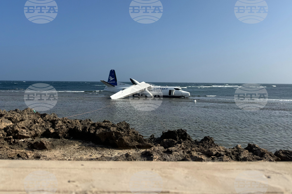 Пътнически самолет излезе от пистата при аварийно кацане в Сомалия; няма пострадали хора