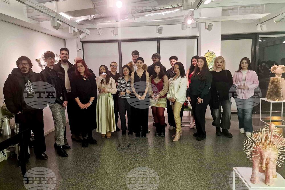 Пътят в керамиката изисква пълна отдаденост, каза проф. Моника Попова на откриването на изложбата „Черно 2“ 