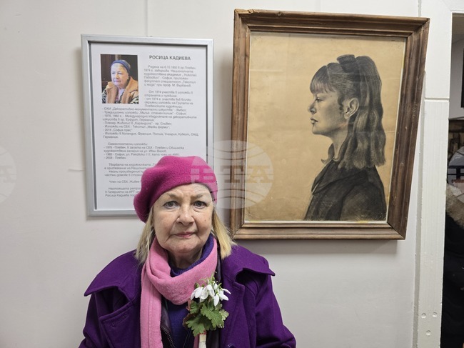 Росица Кадиева представи ретроспективна изложба "Рисунки и текстил" в плевенската галерия "Творителница О'Писменехъ!"