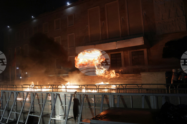 Албанската опозиция организира пореден антиправителствен протест в Тирана; коктейли „Молотов“ и пиратки летяха по сградите на институции 