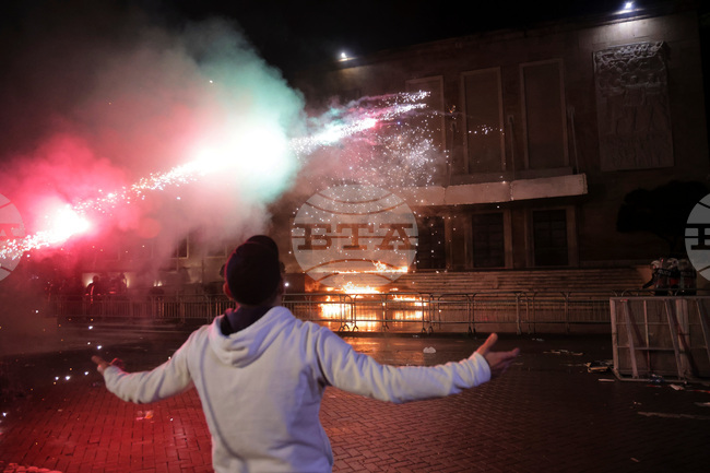 Общо 21 души, сред които четирима непълнолетни, са арестувани във връзка с антиправителствения протест в Тирана вчера
