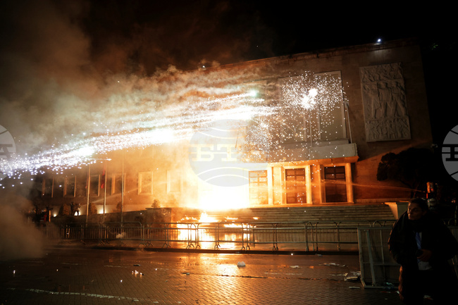 Общо 21 души са пострадали на антиправителствения протест в Тирана снощи; според вътрешния министър зад насилието стоят организирани престъпници