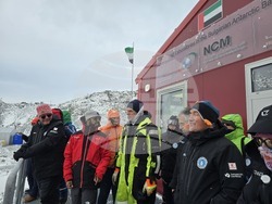 Антарктида - 34-та българска антарктическа експедиция - българска антарктическа база „Св. Климент Охридски“ - лаборатория - ОАЕ