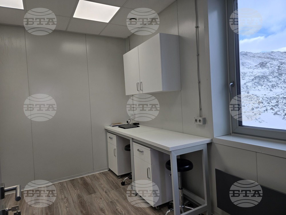 Антарктида - 34-та българска антарктическа експедиция - българска антарктическа база „Св. Климент Охридски“ - лаборатория - ОАЕ