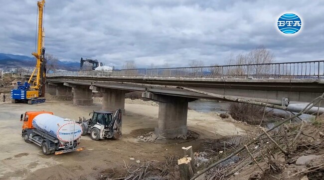 Покровнишкият мост, който поддаде преди повече от година, вече е на етап изграждане