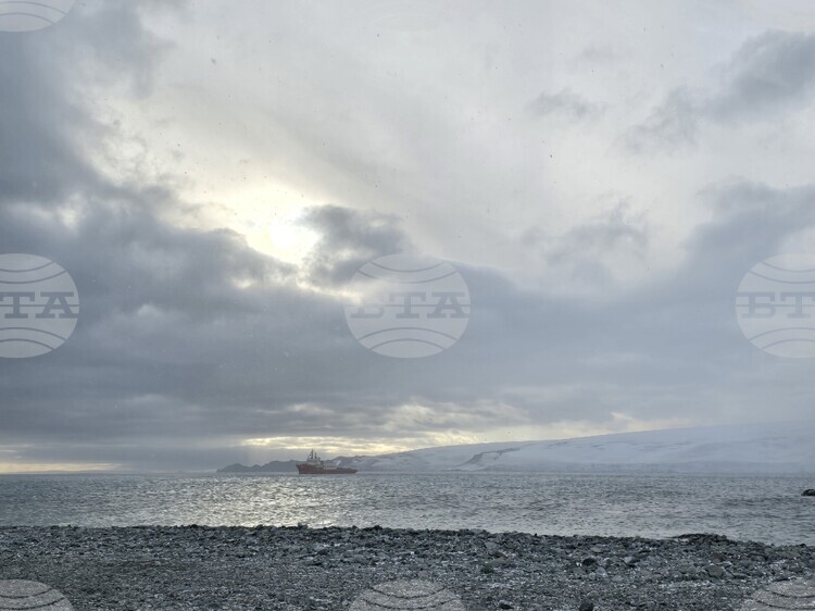 A Group of Antarctic Scientists and Journalists to Set Sail for King George Island on Way Back to Bulgaria
