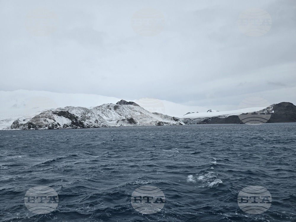 Expedition Members Reach Antarctic Base After Storm Delays