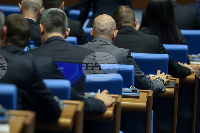 Какви бяха реакциите на депутатите след изслушването за „Петрохан" - от подозрения, че службите не са си свършили работата до политически нападки и обиди 