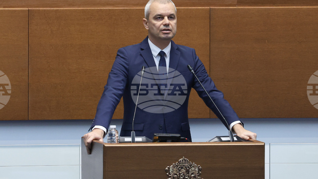 Костадин Костадинов излезе с декларация срещу ПП-ДБ, наказаха го със забележка