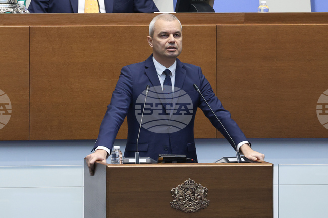 Костадин Костадинов излезе с декларация срещу ПП-ДБ, наказаха го със забележка