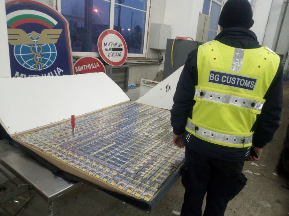Агенция „Митници“: Над 244 340 къса цигари иззеха митнически служители на ТД Митница Русе