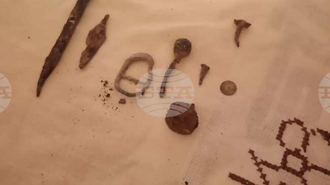 Полицаи иззеха антични предмети от частен дом във великопреславското село Драгоево 