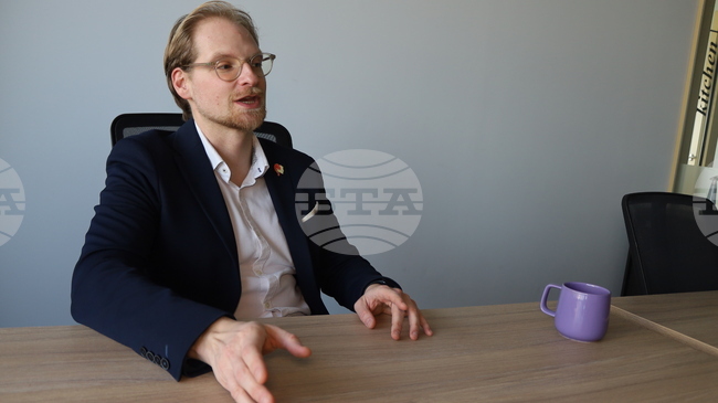 Bulgarian in Bucharest Creates Music Using AI, Composes Song for BTA