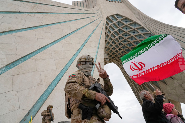 Революционната гвардия започна военни учения в Ормузкия проток, съобщи иранската държавна телевизия