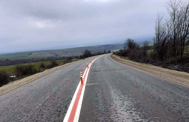 Гъвкави ограничители ще разделят посоките на движение в участъка от пътя между Телиш и Радомирци в Плевенско, съобщиха от АПИ