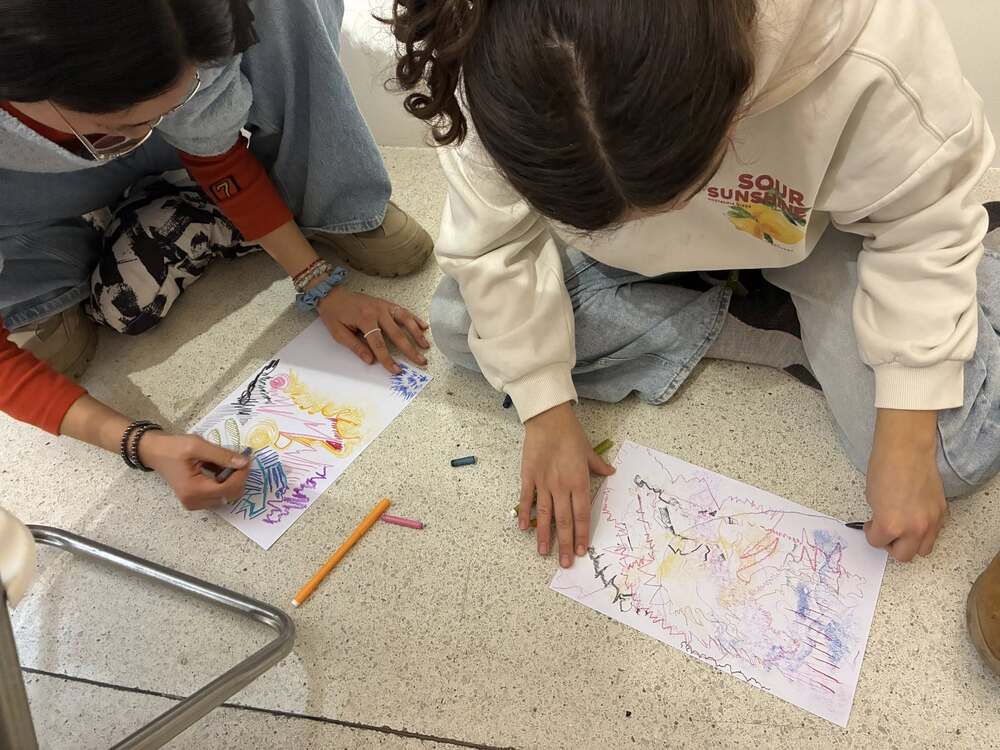 Деца от Българското училище „Св. св. Кирил и Методий“ в Бърно, Чехия, посетиха Моравската галерия и участваха в семинар „Нарисувай музиката“