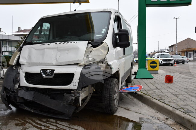 Микробус катастрофира и се блъсна в бензиностанция в Хасково, има един пострадал