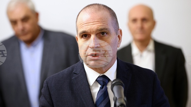 Вицепремиерът в оставка Гроздан Караджов подписа 12-годишни договори за пътническите жп превози и заяви, че за пръв път влиза втори оператор на пазара