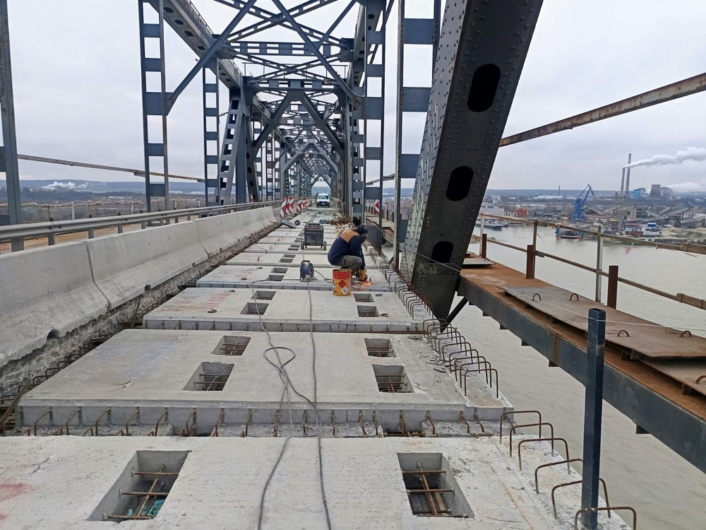 Демонтирани са стоманени плочи от тротоара, съобщиха от АПИ за основния ремонт на Дунав мост при Русе