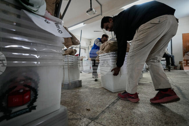 Изборните секции в Бангладеш отвориха за произвеждането на първите парламентарни избори след свалянето на Шейх Хасина през 2024 г.