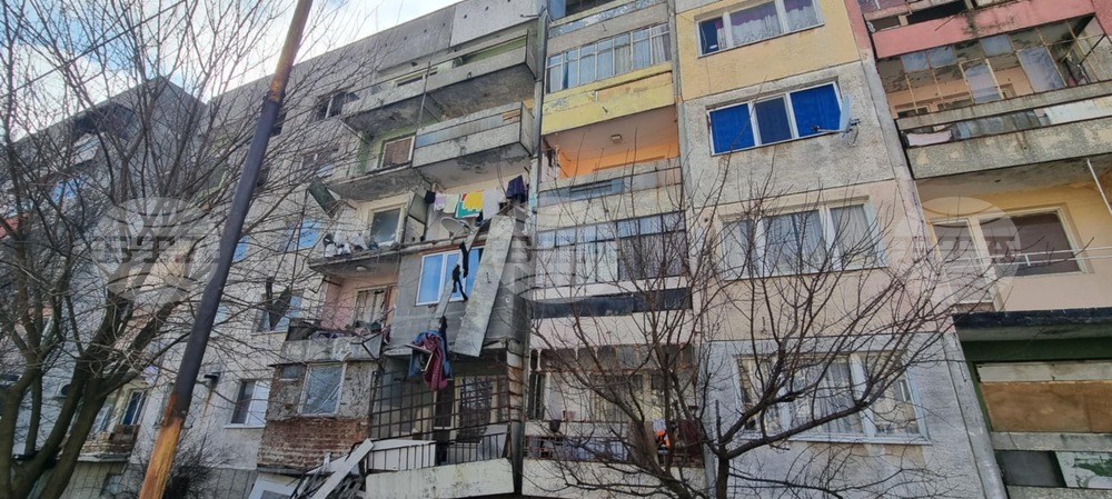 Парапети на четири тераси се срутиха в блок в село Калипетрово, няма пострадали