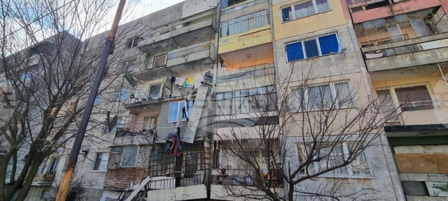 Парапети на четири тераси се срутиха в блок в село Калипетрово, няма пострадали