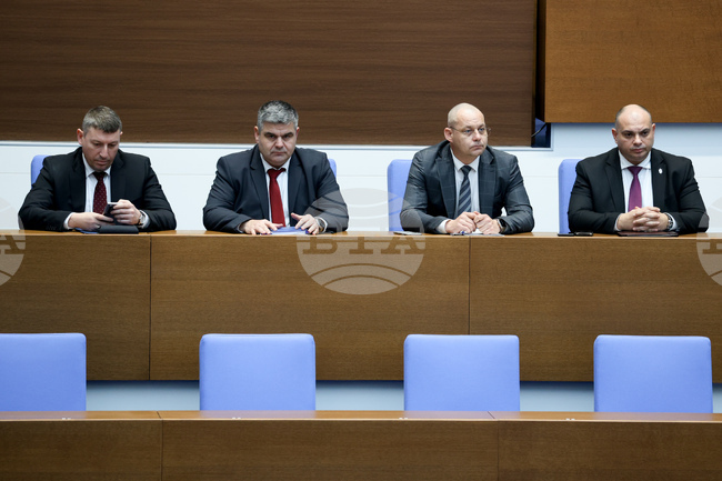 Заседанието на парламента беше закрито до изчерпване на втория кръг въпроси от изслушването на компетентните органи по случая „Петрохан“