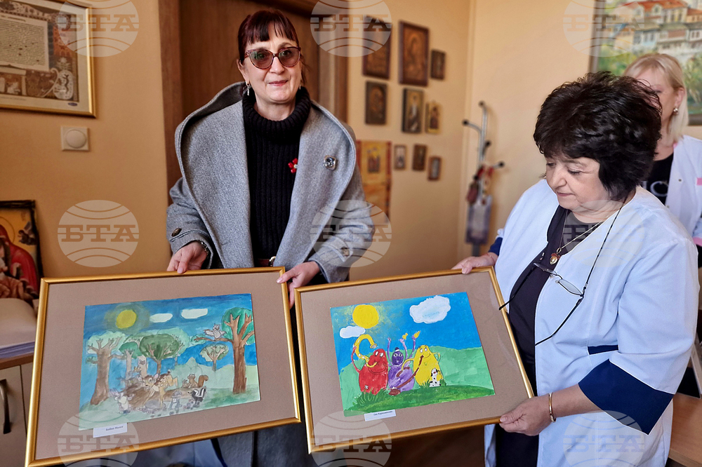 Възпитаници на Националното училище за приложни изкуства в Троян дариха 20 картини на общинската болница